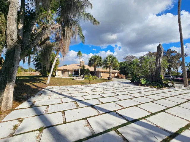 a view of an outdoor space and city view