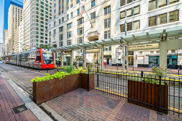 $2,000 | 705 Main Street, Unit 302, Houston, TX 77002