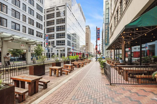 $2,000 | 705 Main Street, Unit 302, Houston, TX 77002