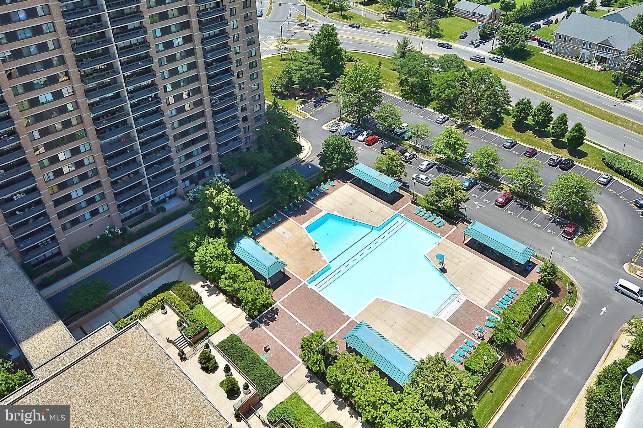 5501 Seminary Road, Unit 2615S Falls Church, VA 22041 - Photo 28 of 41 Aerial view of huge community pool