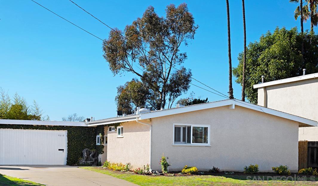 a view of a house with backyard