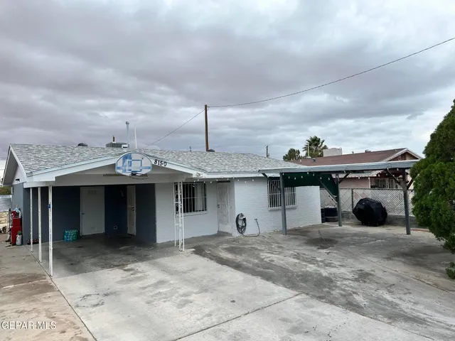 a view of a house with a backyard