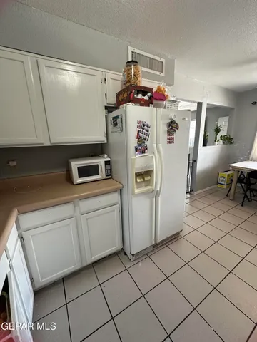 a view of livingroom with furniture