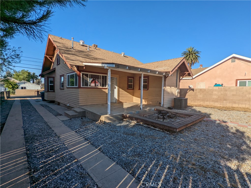 2886 Cridge Street Riverside, CA 92507 - Photo 20 of 21 a front view of house with street