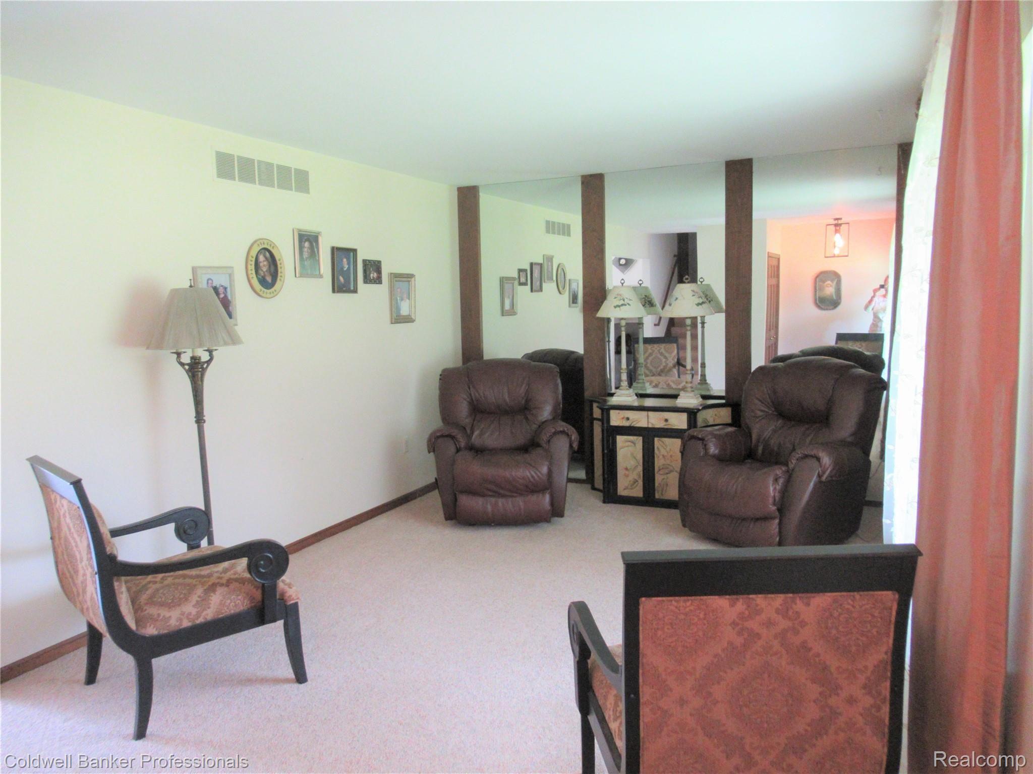 6215 Oak Valley Road Brighton, MI 48116 - Photo 6 of 14 Living Room