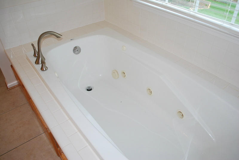 142 Piper Glenn Blue Ridge, VA 24064 - Photo 20 of 46 a bathroom with a tub
