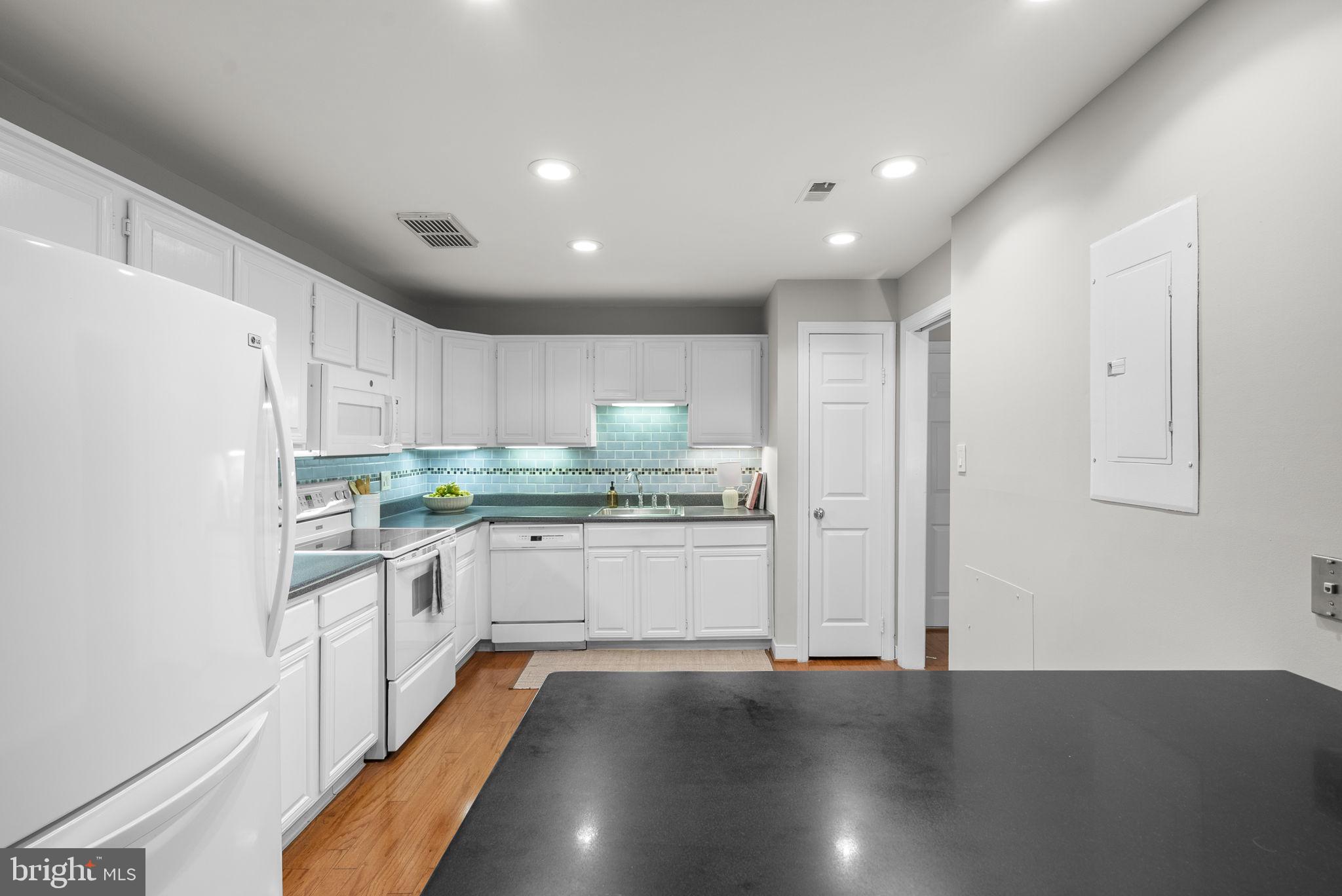 11420 Strand Drive, Unit R010 Rockville, MD 20852 - Photo 12 of 56 Kitchen