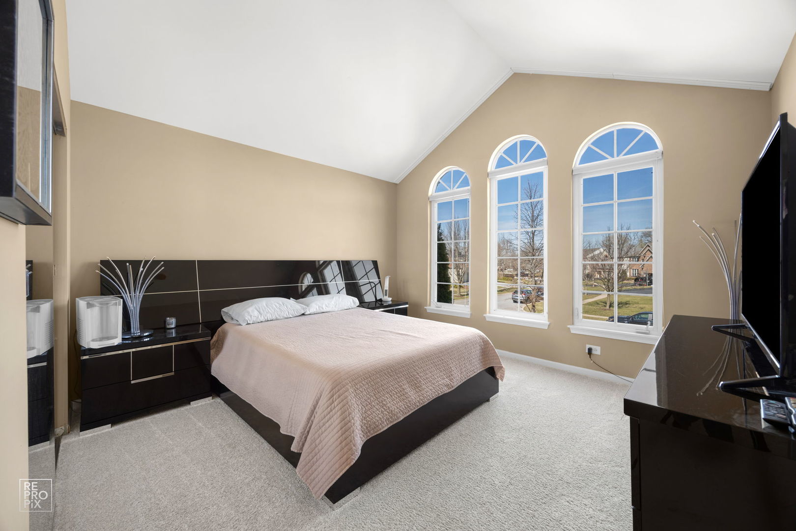 134 Timber Court Gilberts, IL 60136 - Photo 20 of 35 a bedroom with a bed and tv