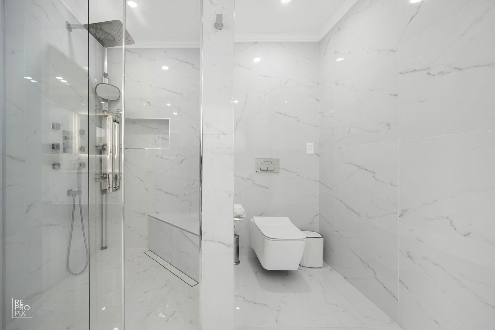 134 Timber Court Gilberts, IL 60136 - Photo 27 of 35 a bathroom with a toilet and a shower