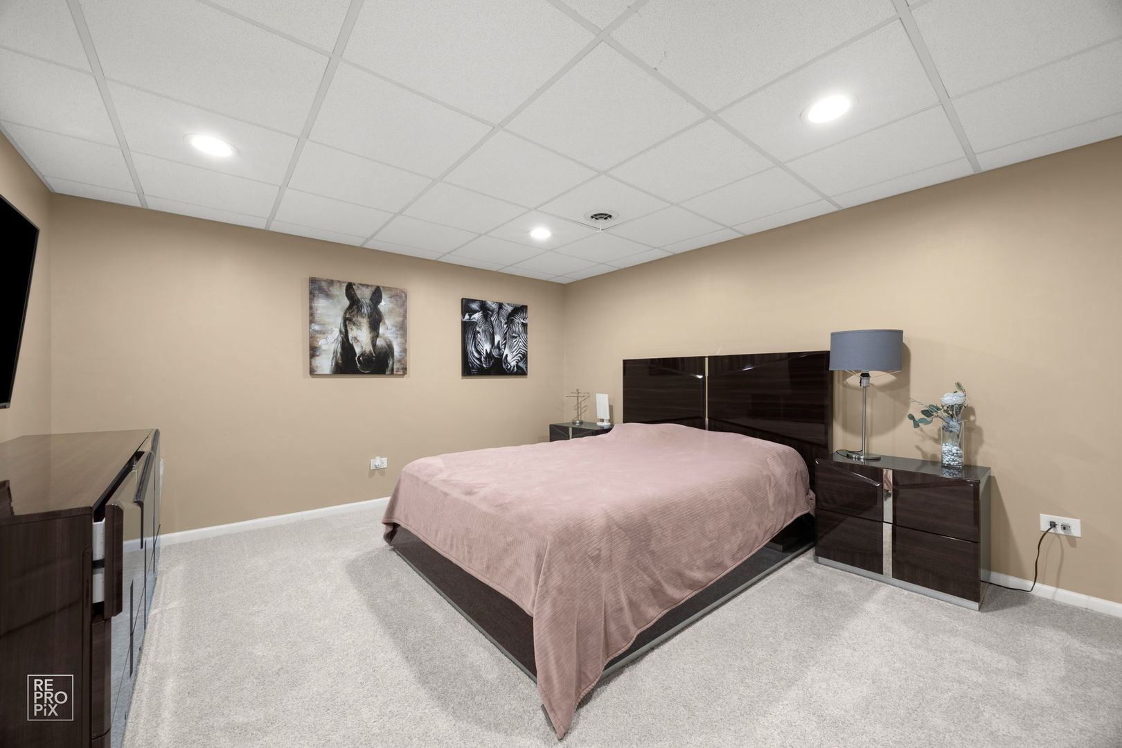 134 Timber Court Gilberts, IL 60136 - Photo 30 of 35 a bedroom with a bed and a desk