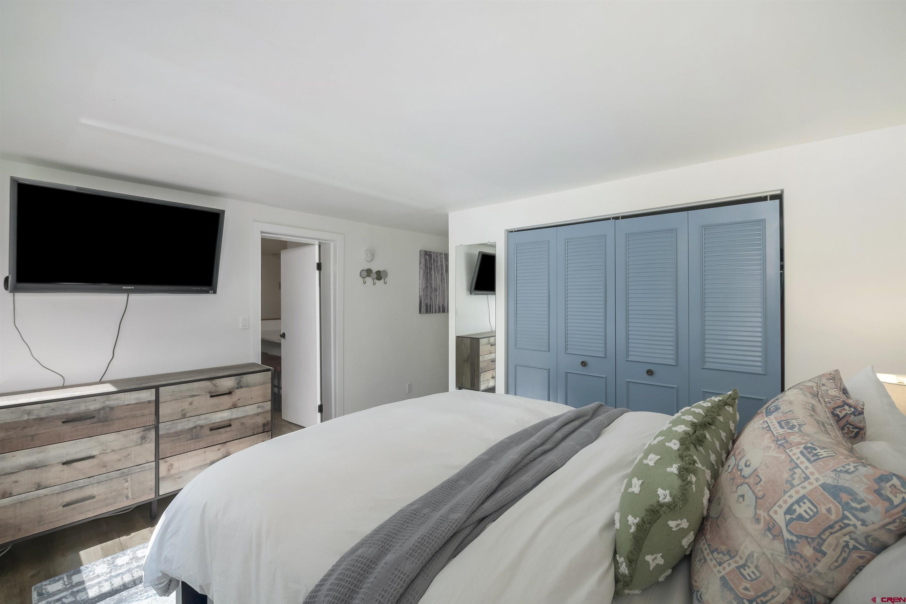 651 Gothic Road, Unit 511 Crested Butte, CO 81225 - Photo 21 of 34 a bedroom with a bed and a flat screen tv