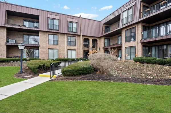 $500,000 | 2 The Court Of Harborside, Unit 104, Northbrook, IL 60062