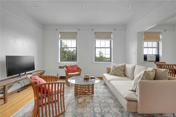$2,295 | 14 Chatsworth Avenue, Unit 5G, Larchmont, NY 10538