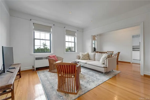 $2,295 | 14 Chatsworth Avenue, Unit 5G, Larchmont, NY 10538