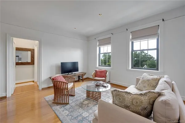 $2,295 | 14 Chatsworth Avenue, Unit 5G, Larchmont, NY 10538