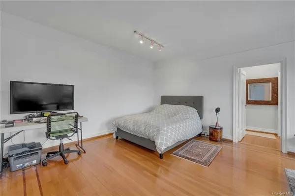 $2,295 | 14 Chatsworth Avenue, Unit 5G, Larchmont, NY 10538