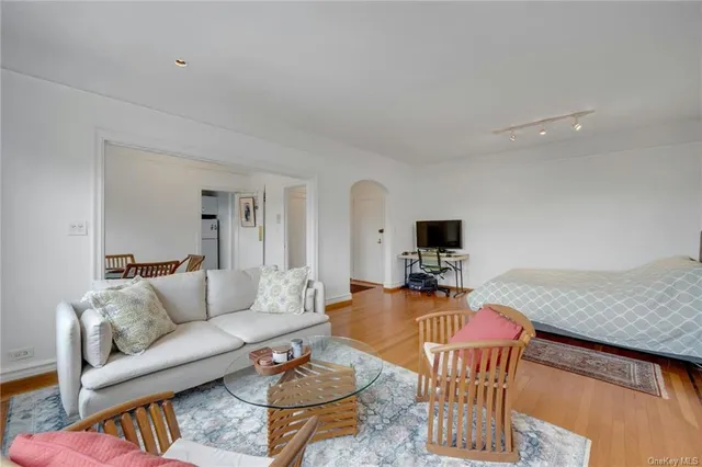 $2,295 | 14 Chatsworth Avenue, Unit 5G, Larchmont, NY 10538
