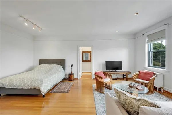 $2,295 | 14 Chatsworth Avenue, Unit 5G, Larchmont, NY 10538