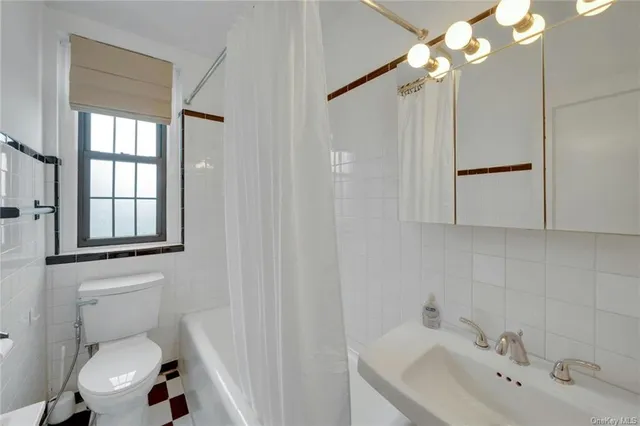 $2,295 | 14 Chatsworth Avenue, Unit 5G, Larchmont, NY 10538