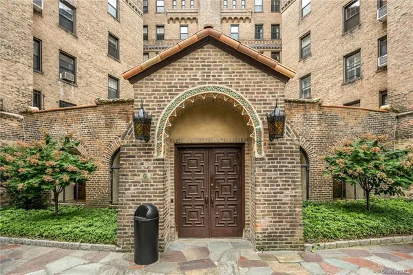 $2,295 | 14 Chatsworth Avenue, Unit 5G, Larchmont, NY 10538