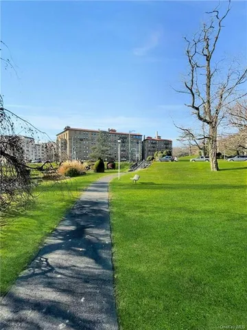 $2,295 | 14 Chatsworth Avenue, Unit 5G, Larchmont, NY 10538