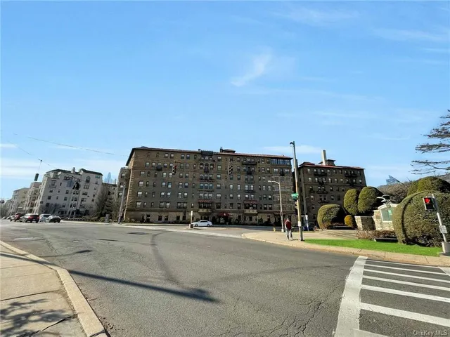 $2,295 | 14 Chatsworth Avenue, Unit 5G, Larchmont, NY 10538