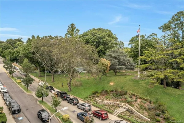 $2,295 | 14 Chatsworth Avenue, Unit 5G, Larchmont, NY 10538