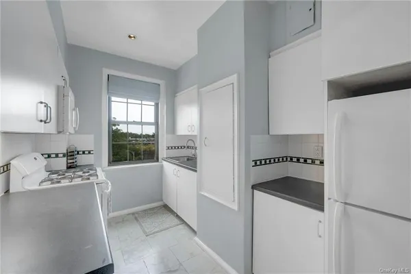 $2,295 | 14 Chatsworth Avenue, Unit 5G, Larchmont, NY 10538