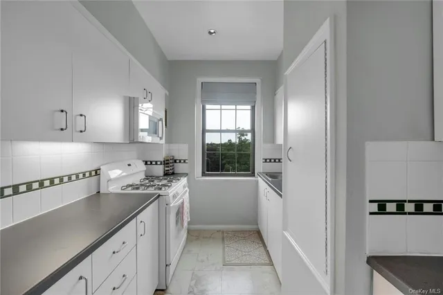 $2,295 | 14 Chatsworth Avenue, Unit 5G, Larchmont, NY 10538