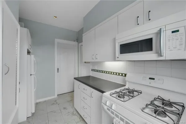 $2,295 | 14 Chatsworth Avenue, Unit 5G, Larchmont, NY 10538