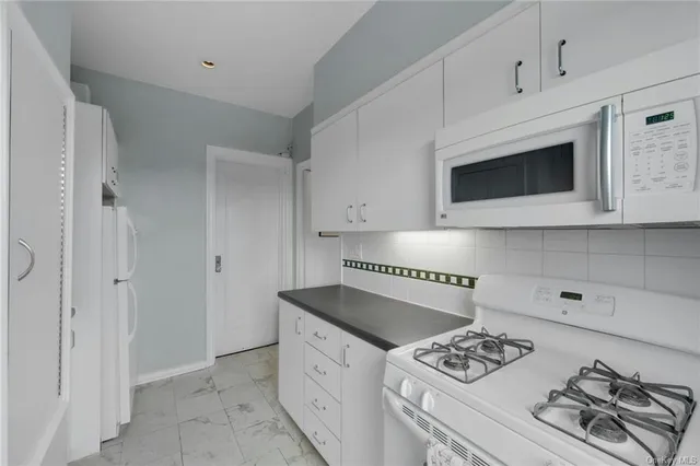 $2,295 | 14 Chatsworth Avenue, Unit 5G, Larchmont, NY 10538