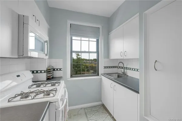 $2,295 | 14 Chatsworth Avenue, Unit 5G, Larchmont, NY 10538