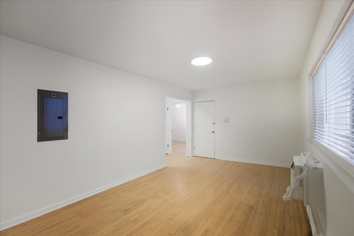 7357 North Winchester Avenue, Unit 2M Chicago, IL 60626 - Photo 6 of 10 a view of an empty room