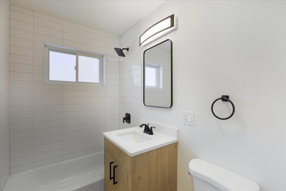 7357 North Winchester Avenue, Unit 2M Chicago, IL 60626 - Photo 9 of 10 a bathroom with a sink a toilet and a bathtub