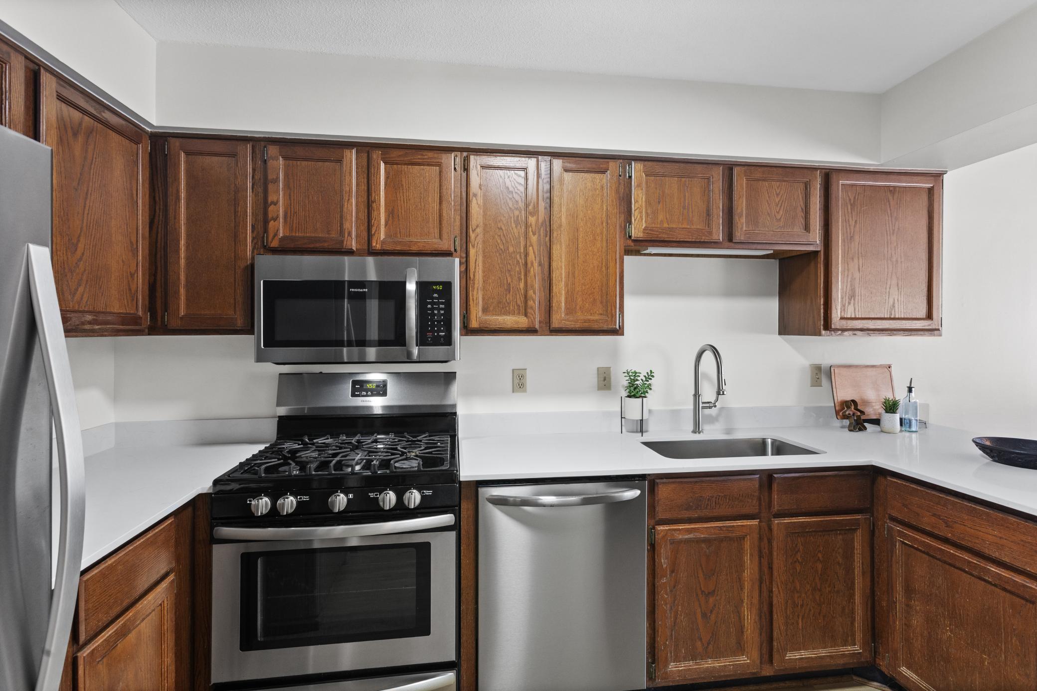 4670 Ridge Cliff Drive Eagan, MN 55122 - Photo 7 of 20