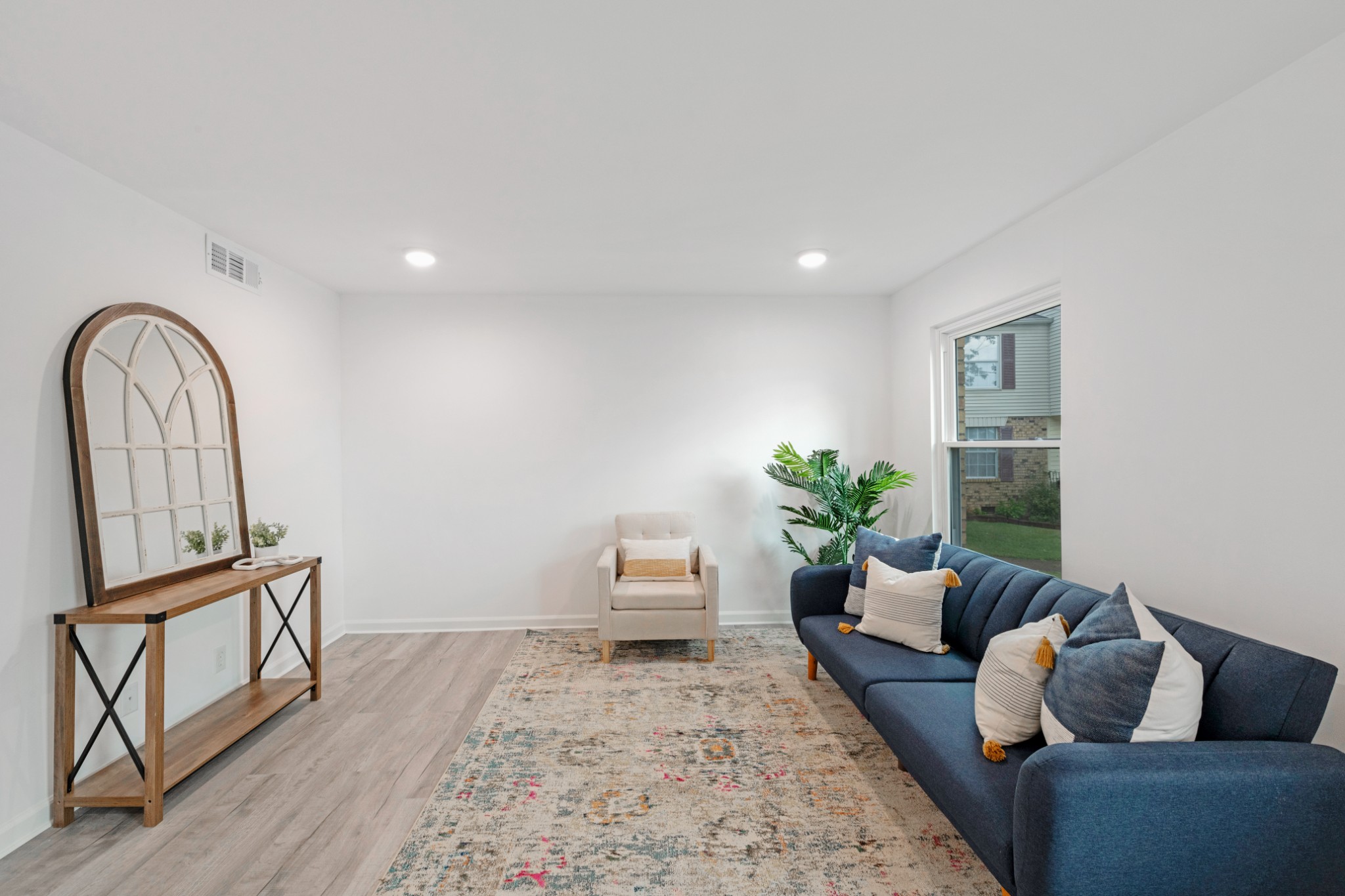 4000 Anderson Road, Unit 12 Nashville, TN 37217 - Photo 5 of 28 a living room with furniture