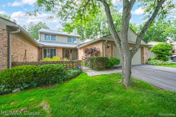 $699,000 | 727 Arbor Court, Bloomfield Hills, MI 48304