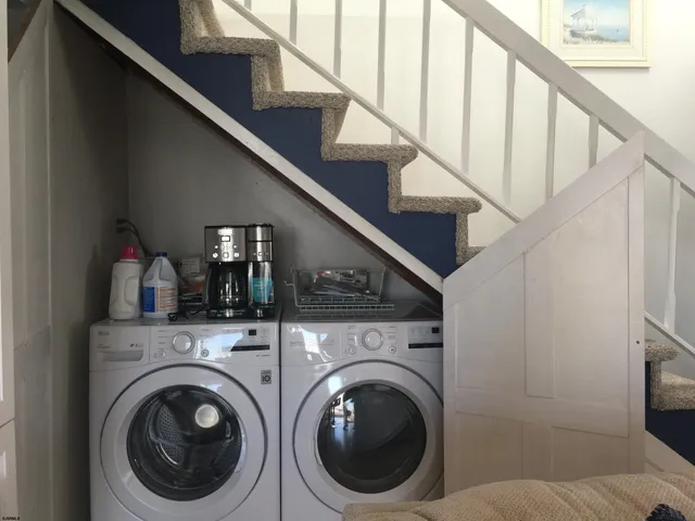 a view of entryway with washer and dryer