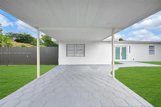 a view of a house with backyard and garden