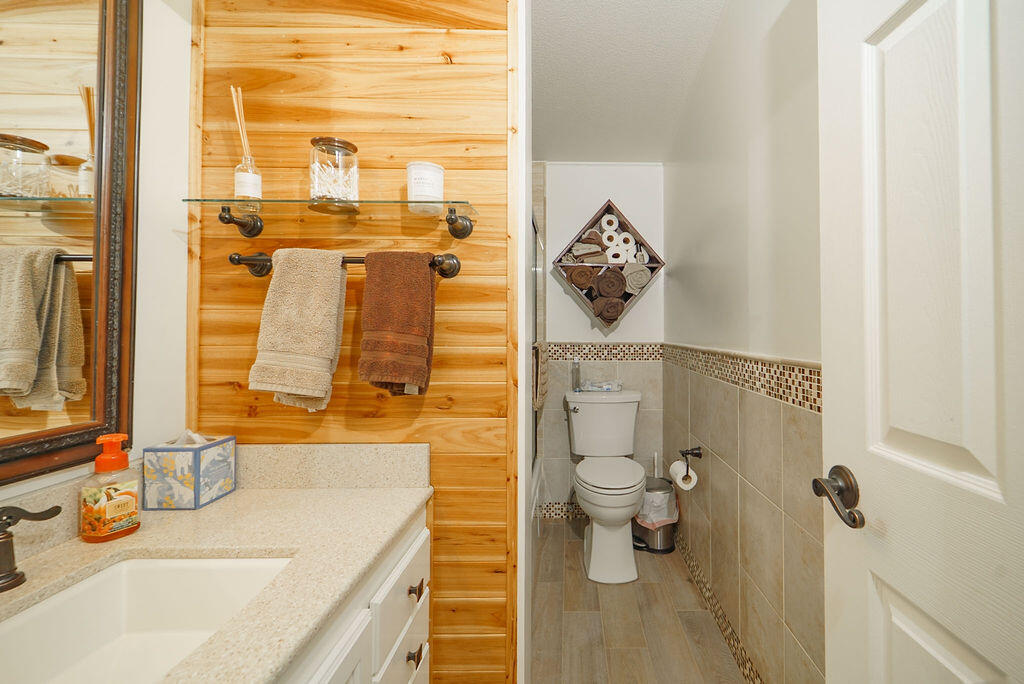 240 Senger Road Junction City, CA 96048 - Photo 31 of 73 guest bathroom