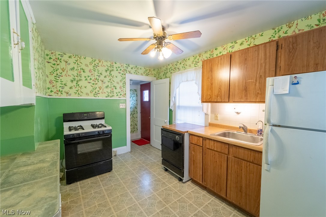 4350 Prasse Road Cleveland, OH 44121 - Photo 10 of 26