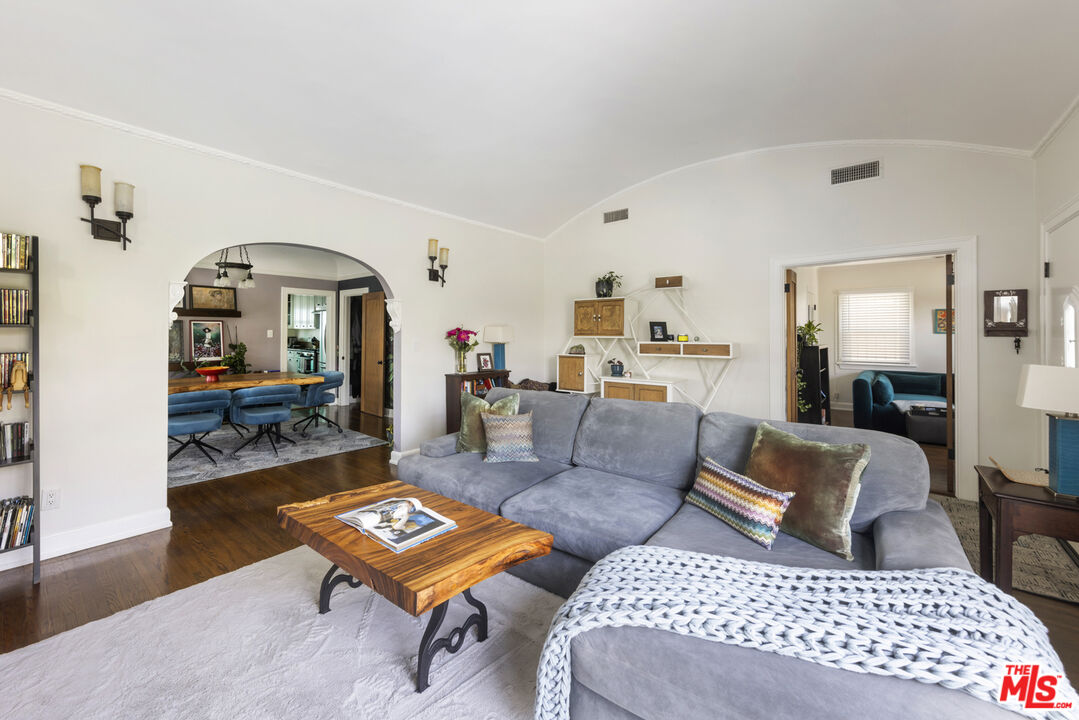 1569 South Orange Grove Avenue Los Angeles, CA 90019 - Photo 12 of 47