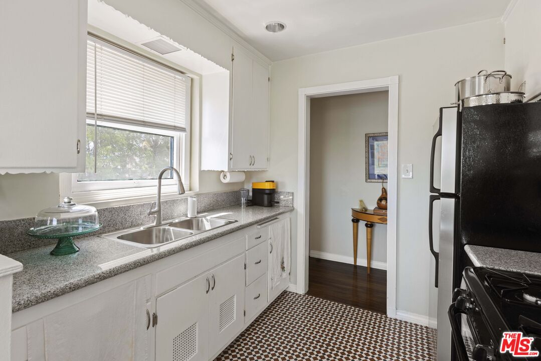 1569 South Orange Grove Avenue Los Angeles, CA 90019 - Photo 35 of 47