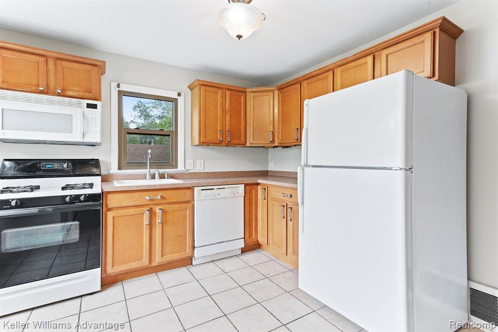 22850 Colgate Street Farmington, MI 48336 - Photo 7 of 25