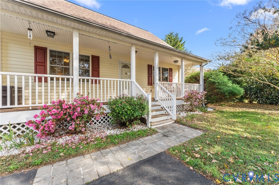1120 South Glebe Road Montross, VA 22520 - Photo 4 of 29 a front view of a house with a garden