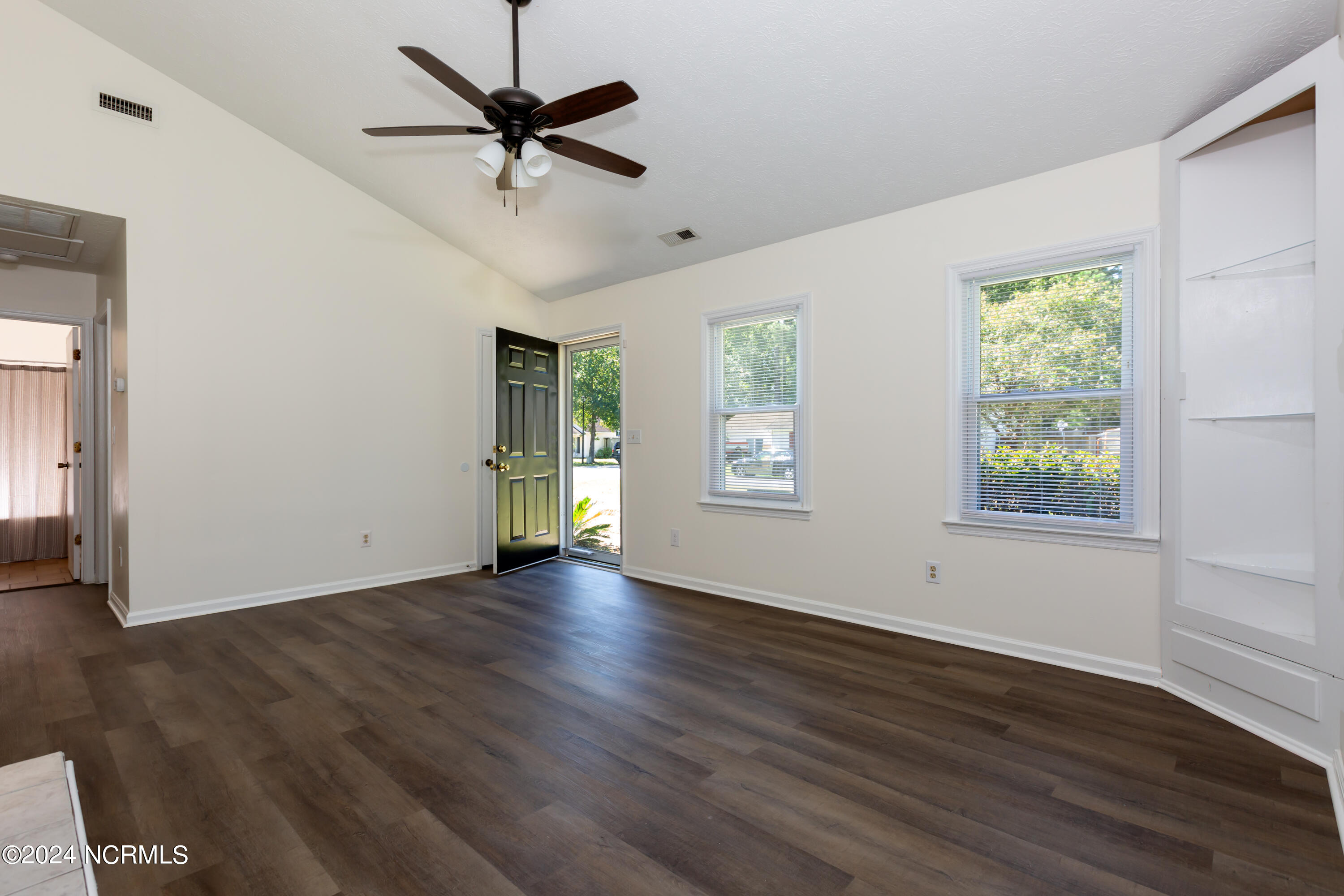 5708 County Line Road New Bern, NC 28562 - Photo 7 of 25 Living Room 5