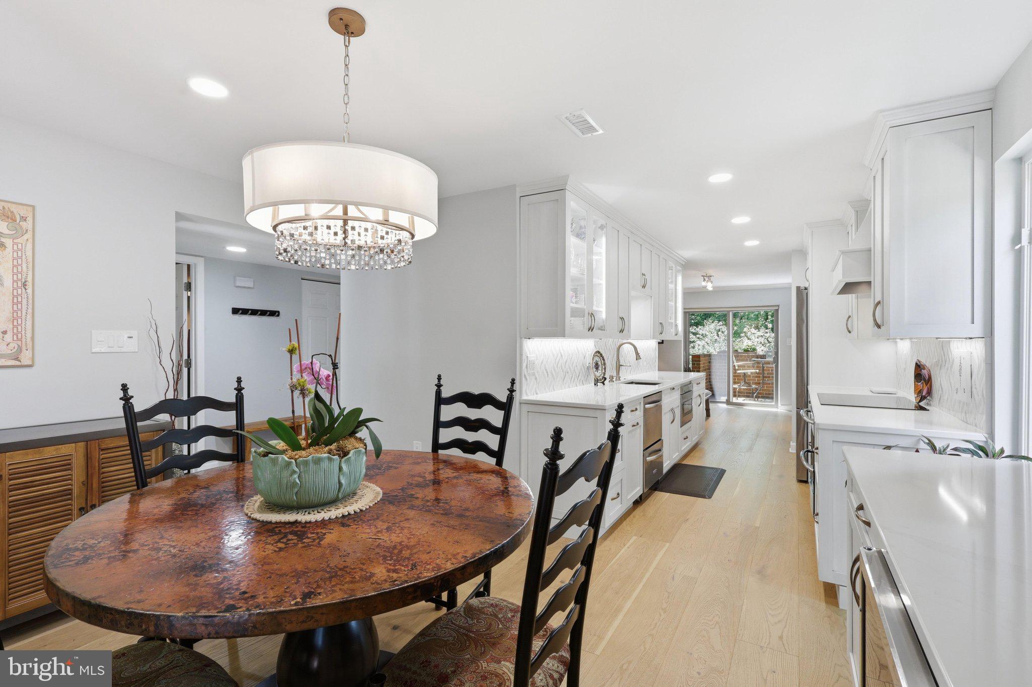 11615 Hunters Green Court Reston, VA 20191 - Photo 6 of 66 Eat-in kitchen - built-in Tittla beverage cooler