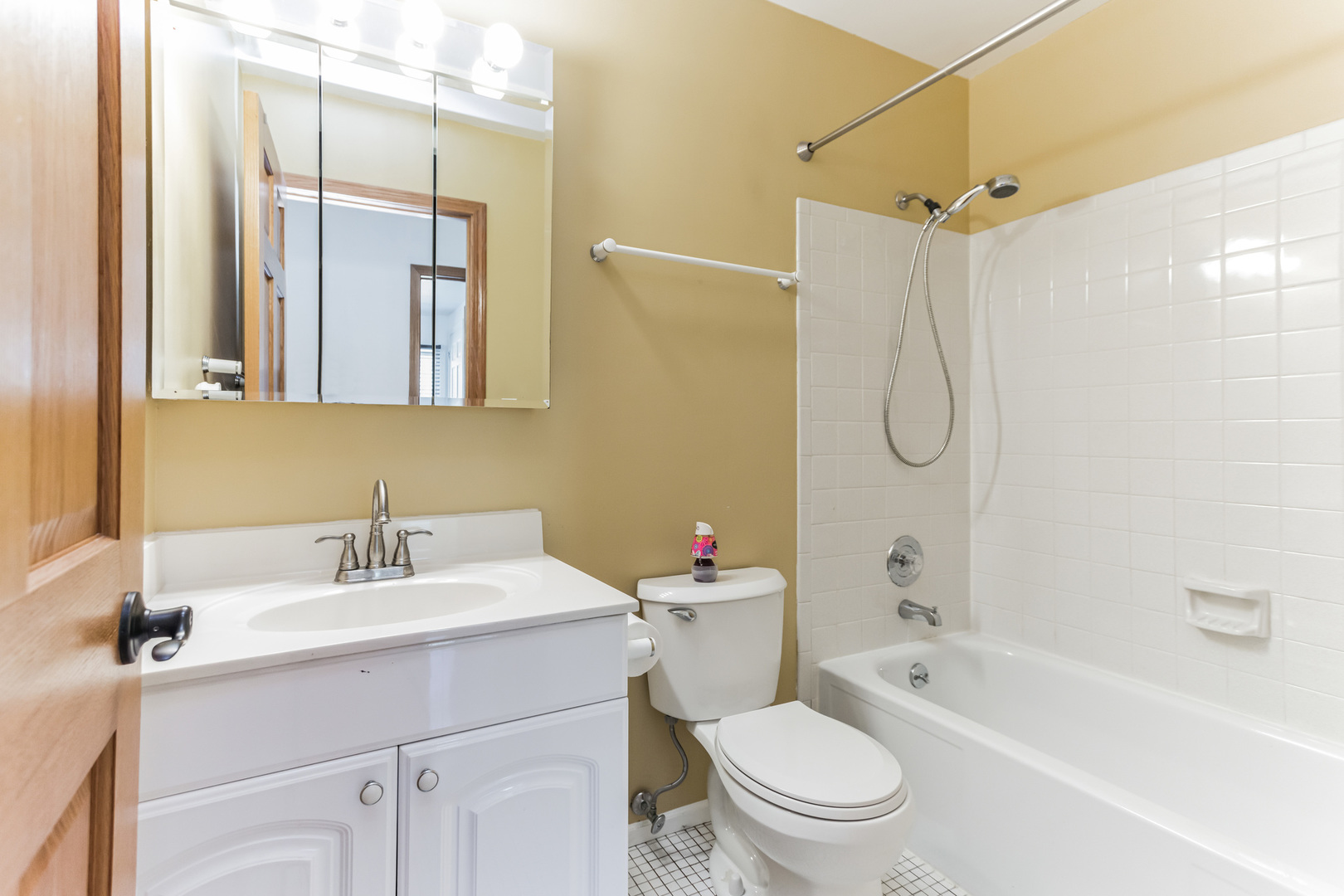 508 North Walnut Lane Schaumburg, IL 60107 - Photo 21 of 25 a bathroom with a sink toilet tub and shower