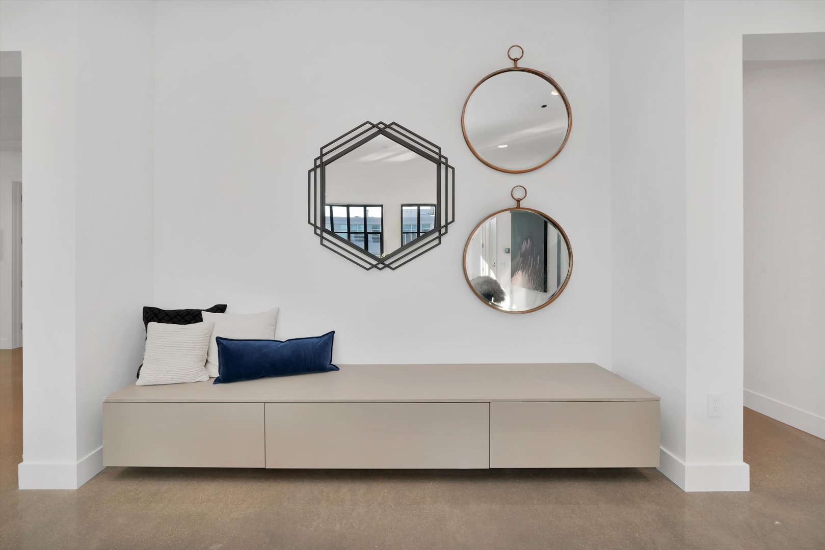 900 West Washington Boulevard, Unit 701 Chicago, IL 60607 - Photo 20 of 24 a living room with furniture