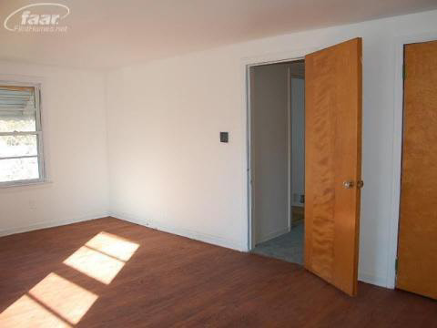 2414 Miller Road Flint, MI 48503 - Photo 13 of 16 20125469-12.JPG